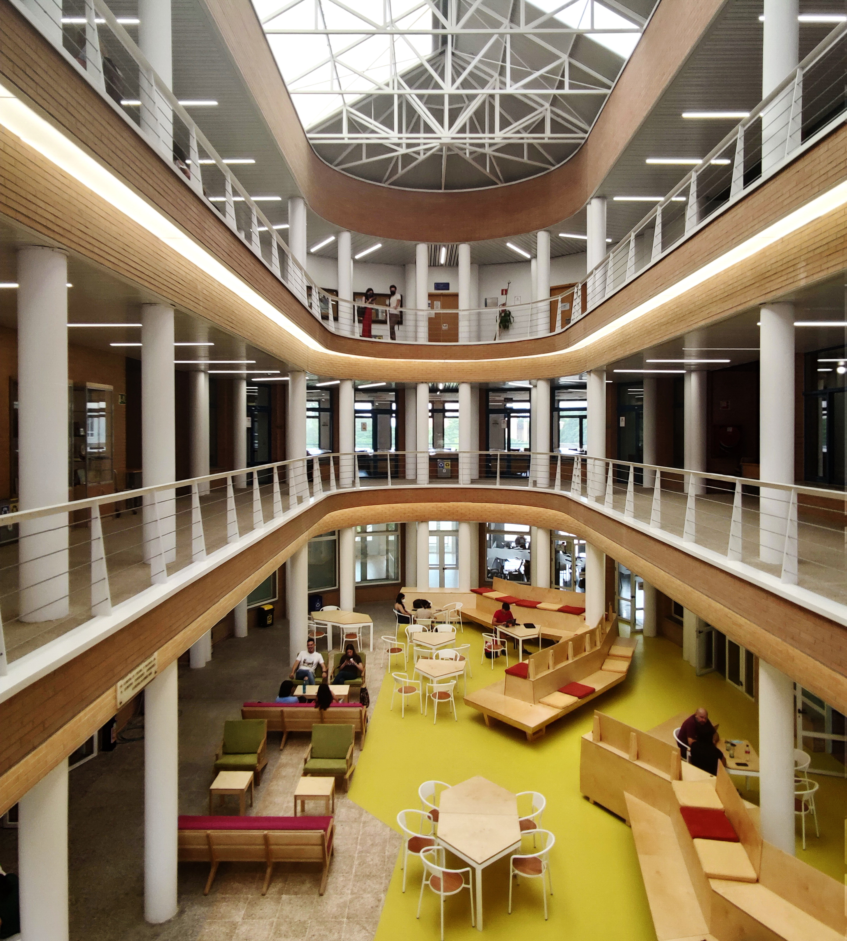 Atrio y planta baja de Casa del Estudiante en Universidad de Almería